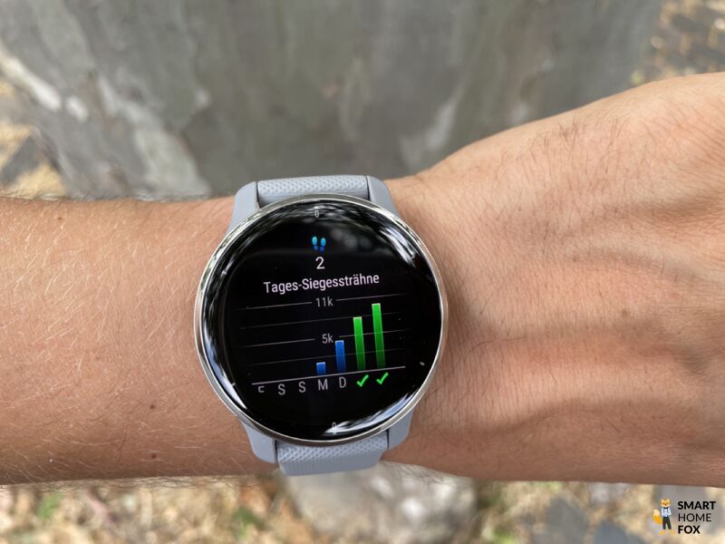 Man sieht den Aktivitätstracker der Garmin Venu 2 Plus